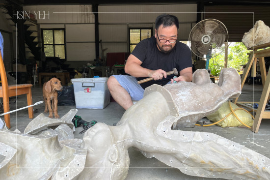 小天使由陶土塑形後翻模而生，鍛鐵藝術(shù)家-王柏霖 耐心打磨每一道工序，讓冰冷的金屬綻放溫潤的生命力。