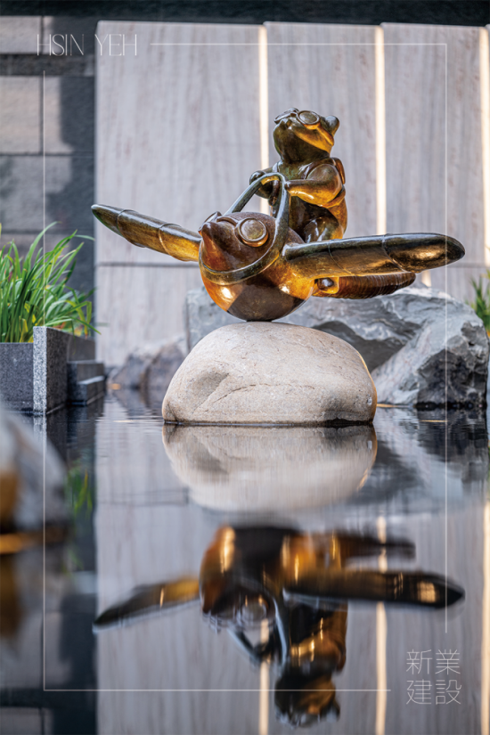 座落於築願景的公共藝術(shù)品『迎風(fēng)飛行』，來自藝術(shù)家–陳煜權(quán)之手，大廳入口的迎賓區(qū)象徵每位住戶都將乘著夢想，駛?cè)胨{(lán)天白雲(yún)中。