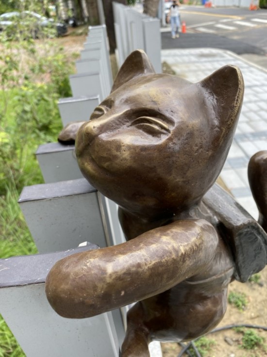 半夢半醒的貓咪攀牆上學(xué)，摹寫著孩童們匆忙上學(xué)的日常，藝術(shù)家─曾永玲發(fā)揮天馬行空的想像投設(shè)其中。