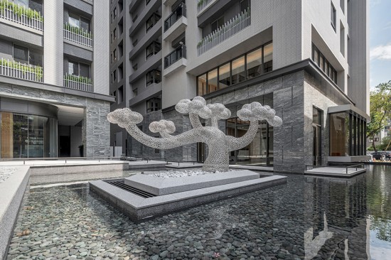 座落於自由居的公共藝術(shù)品『雲(yún)與樹』，來自藝術(shù)家–任大賢之手，迎賓樹的象徵，讓每位住戶回到家感受到貼切的溫暖。