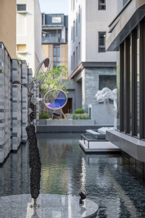 座落於自由居的公共藝術(shù)品『風之歌』，來自日本雕塑藝術(shù)家–大隅秀雄之手，捕捉風動的動力雕塑創(chuàng)作，以金屬進行切割、再組裝，借助自然風力，讓作品產(chǎn)生動態(tài)的形式。金屬經(jīng)風吹而緩緩移動，剛硬線條顯得柔和，同時呈現(xiàn)閃爍的金屬反光變化，是為「捕捉來自內(nèi)心的風」的創(chuàng)作理念。