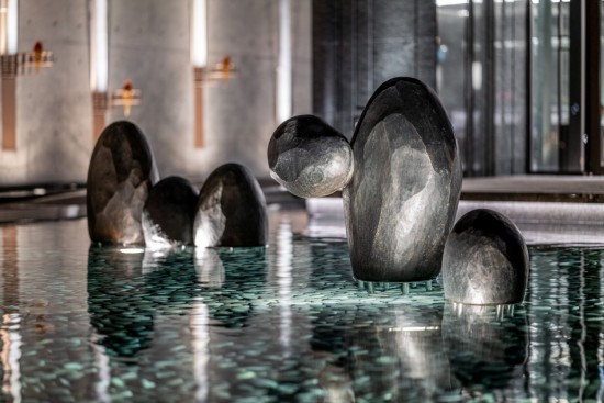 藝術(shù)品《漂浮著》給人一種安靜、沉澱內(nèi)心的時(shí)光氛圍，在忙碌的生活中能放慢步調(diào)，享受獨(dú)處的片刻寧?kù)o、悠閒時(shí)光。