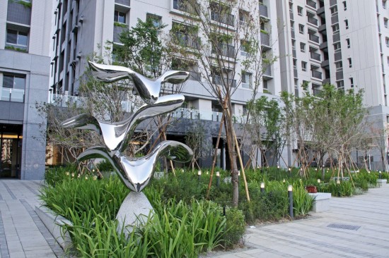 宜家公共藝術(shù)品-展翼翱翔。展開並擺動(dòng)雙翼，朝向一覽無遺的藍(lán)天，奮力翱翔。