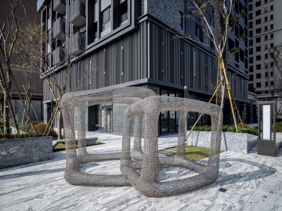 『灰階-方』完美落地於築之細(xì)道，於此優(yōu)雅地登場(chǎng)展演。