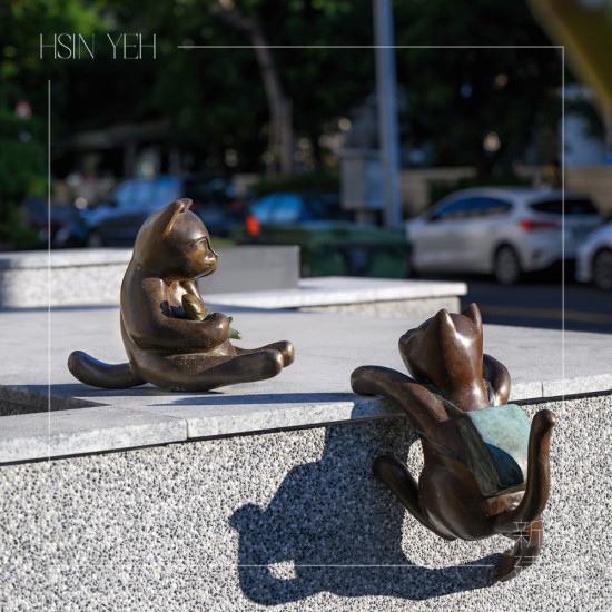 「喵星人–放學(xué)趣」出自金工藝術(shù)家–曾永玲之手，細(xì)膩刻劃的神情、活靈活現(xiàn)的動作，映照著孩童的日常。