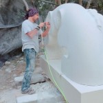 西班牙雕塑家–Nando Alvarez，選用石灰?guī)r作為素材，作品多以自然弧線與粗糙光滑的對比來呈現(xiàn)，也反映著兩者的並存。