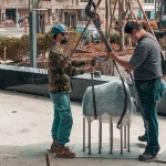 職人們小心翼翼的將每件「近百公斤」的藝術(shù)品裝卸，確保每件藝術(shù)品完美落地。