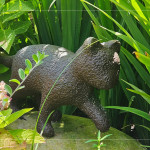 靈巧的貓兒踏上基地開挖的石頭，身影穿梭在花草之間，生動的姿態(tài)散發(fā)自在的氣息，映照出萬物共享大地的和諧景象。