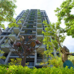 《等待風(fēng)起》由兩位藝術(shù)家攜手創(chuàng)作，鍛鐵藝術(shù)家-王柏霖塑造大樹與小天使堅(jiān)實(shí)的身影，而金工藝術(shù)家-楊夕霞則以果實(shí)、葉片與小動物點(diǎn)綴其中，將自然與藝術(shù)交織，為大塊森濤增添一幅靈動的風(fēng)景。