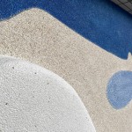 以銅線收邊，搭配各種顏色的抿石子，以不規(guī)則的形狀呈現(xiàn)每一個元素，並帶有一絲想像感。