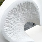 一敲一鑿的雕刻出一絲一絲的紋路，呈現(xiàn)出的粗糙面與打磨面，形成有趣的對比。