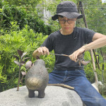 金工藝術(shù)家-楊夕霞從大自然汲取靈感，以細(xì)膩的觀察與描摹將植物化為造型，為金屬注入靈動的生命氣息。