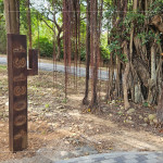 《1313001/所在》由兩位藝術(shù)家-許芝綺、張婷雅攜手創(chuàng)作，以「寫生」為起點、金屬為筆，感受大自然與土地，將每一次的觀察與體驗，化為細(xì)膩的記錄。