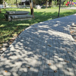 步道更新成高壓透水磚，透過美學(xué)及無障礙環(huán)境設(shè)置，解決公園高低差現(xiàn)象及舖面材料不連續(xù)的問題，同時利用透水磚設(shè)計，有效解決積水、防滑問題，不僅美觀、環(huán)保且易於維護(hù)與修復(fù)。