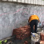 在施作的一開始，「定錨」讓物件更精準地就定位，師傅悉心的堆疊一塊塊的紅磚，為的是讓孩子們能更安心的坐在這立體座椅上。