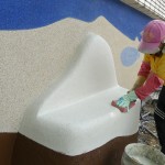 放學(xué)與同伴坐在椅子上，感受自在遨遊的時光，在公共藝術(shù)品【友．相伴】的構(gòu)想中，人與自然是共生共存的關(guān)係，延伸出立體的座椅，作為相依相惜的象徵。