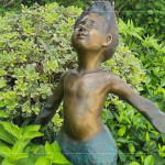 小天使出自 鍛鐵藝術(shù)家-王柏霖 之手，臉部五官刻畫入微、神情生動，彷彿正感受迎面而來的清風(fēng)，將那份細(xì)緻而溫柔的喜悅，悄然送入住戶心中。