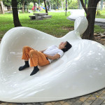 《樹下教室》由陶塑藝術(shù)家-許芝綺創(chuàng)作，採用葉子的線條、大自然的曲線及枯葉的造型，彷彿是地面生長的島嶼，一葉方舟的曲線座椅，躺臥其中靜靜感受老榕樹下的自然綠意和光影季節(jié)。