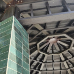 八角亭內(nèi)上方曾因歲月而斑駁，如今重新梳理歲月痕跡後，舊有的氣息也悄然浮現(xiàn)。