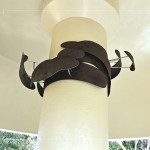 蘑菇亭內(nèi)上方，由藝術(shù)家-張婷雅 創(chuàng)作，以金屬環(huán)繞的藝術(shù)品點綴，靈感來自年輪、巢穴的形狀，夜裡燈光落下，更為這座涼亭增添一抹優(yōu)雅與靜美。