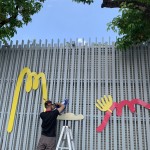 一道充滿生機的牆面，在師傅的點綴下生動了起來，不同的自然元素拼貼在一起，是鳥、羽毛、葉子、花瓣…帶給孩子們無限想像發(fā)揮。