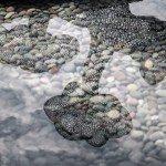 作品以不銹鋼圈為主，穿透與線條的延伸，逐光水波粼粼，篩落光影，自然光線與陰影交織輝映。