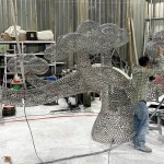 不鏽鋼材質(zhì)耐久及耐候性，也透過不銹鋼的材質(zhì)及特色呈現(xiàn)出作品的金屬感。