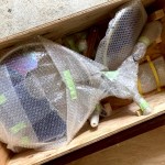 由藝術(shù)家在日本製作完成，裝箱空運來臺的『風之歌』，並內(nèi)附組裝分解圖，到臺灣後由工作人員一步步組裝而成。(圖為樸石藝術(shù)提供)