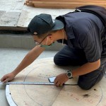 底座鐵盤定位，師傅仔細的測量藝術(shù)品定位位置。