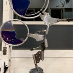 藝術(shù)家使用不銹鋼、銅、鈦、鋁等各類機械構(gòu)件，經(jīng)雙手裁切、敲擊、鍛造，多種類的金屬集結(jié)在一起，媒材多元卻也單一，組合起來不需塗飾表層，也能顯見和諧感及完整性。(圖為樸石藝術(shù)提供)