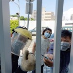 藝術(shù)家─曾永玲與安裝師傅們認(rèn)真的目光，穿透過隔柵縫隙，眼神中訴說著對藝術(shù)品《上學(xué)趣》的期待。(圖為藝術(shù)品安裝當(dāng)日)