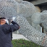 確認各物件定位的角度後，進行焊接讓藝術(shù)體慢慢拼湊完成。