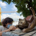 藝術(shù)家─曾永玲凝視細(xì)節(jié)、觀看各方角度，找尋著最適合喵星人的落腳之處。