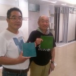 設計師石村敏哉(左)  VS  藝術家駿 河敏(右)，親自為雕堡選材。