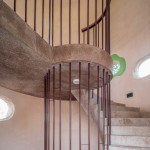 碉堡內部，讓人忍不住一探究竟，就像小孩子總是設法往高處爬，踮起腳尖也要看到最遠的地方。一層層階梯，代表著孩子們對前方未知景色的迫不及待。