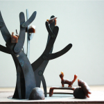 新業(yè)在觀峰旁鑄了一棵不開花的鐵樹，樹上住了一家人，樹屋裡有鳥，樹下擺了一張長凳，有隻貓早已佔據(jù)，開心地揚起小尾巴。