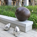 宜家公共藝術(shù)品-平凡的幸福/養(yǎng)育。在孩子面前，再強韌的男人，也會收起承擔著世界的雙翼，目光凝視兒女久久不移。