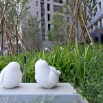 宜家公共藝術(shù)品-平凡的幸福/期待。麻雀寶寶仰望向藍天，目光盡是對美好未來的期待光芒。