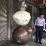 前往桃園工廠場堪，簡福榮總經(jīng)理(右一)確認尺寸與上色的半成品。