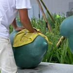 工作人員將藝術(shù)品上油保護，準備迎接即將一起生活的家人們。