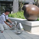 調(diào)整好父與子的親暱視角，做最後定位。