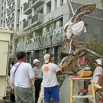 齊心協(xié)力地將藝術(shù)品，安穩(wěn)地座落在基座上。