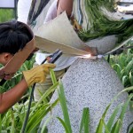 師傅小心焊接，固定在指定位置。