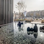 夕陽(yáng)餘暉照映下，山林與雲(yún)兒與水中閑靜自適地『漂浮著』。