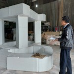 運(yùn)用保麗龍做出藝術(shù)品等比初胚模型，新業(yè)建設(shè) 簡(jiǎn)福榮 總經(jīng)理於藝術(shù)品前仔細(xì)端詳著，藝術(shù)品各個(gè)角度的不同面貌。(拍攝期間非疫情警戒時(shí)期)