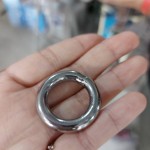 藝術(shù)家以簡(jiǎn)約的不銹鋼圈為基底，透過完美線條勾勒與立體空間交錯(cuò)，構(gòu)成壯麗的主體。