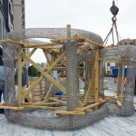 一片片固定的木板保護(hù)著藝術(shù)品，木板們一一拆除時(shí)，如同緩緩揭開藝術(shù)品的神秘面紗。