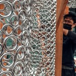 運(yùn)用簡(jiǎn)約的幾何元素勾勒出輪廓、架構(gòu)，將平凡日常的感受與體會(huì)，幻化成作品豐富的圖說語彙。