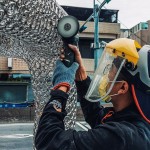 職人利用青土拋光金屬，讓光澤及線條感更加突顯，讓藝術(shù)品亮相時(shí)耀眼奪目。