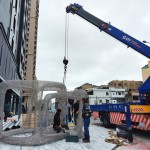 出動(dòng)大型吊車，將藝術(shù)品調(diào)整到最適合的角度、定位，準(zhǔn)備揭開優(yōu)雅展演的序幕。